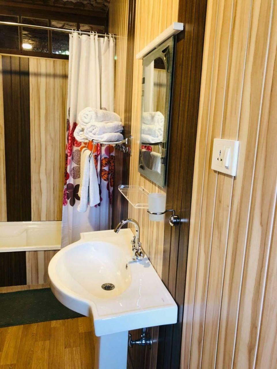 Monarch Group Of Houseboats Ξενοδοχείο Σριναγκάρ Εξωτερικό φωτογραφία